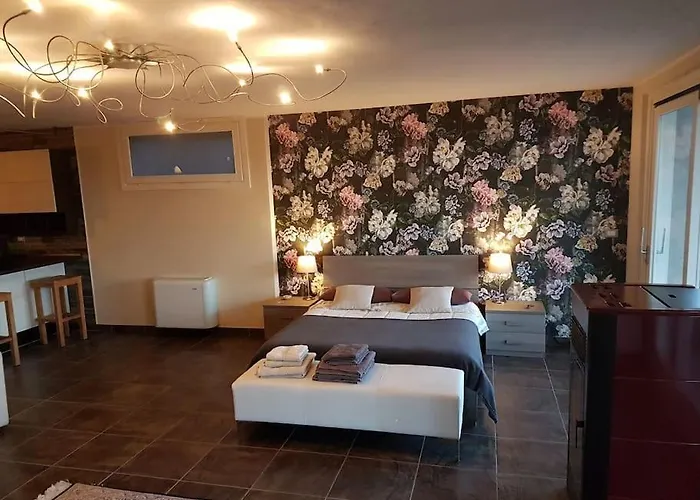 Tiziana Relax And Pool ,wine & Food Holiday home *